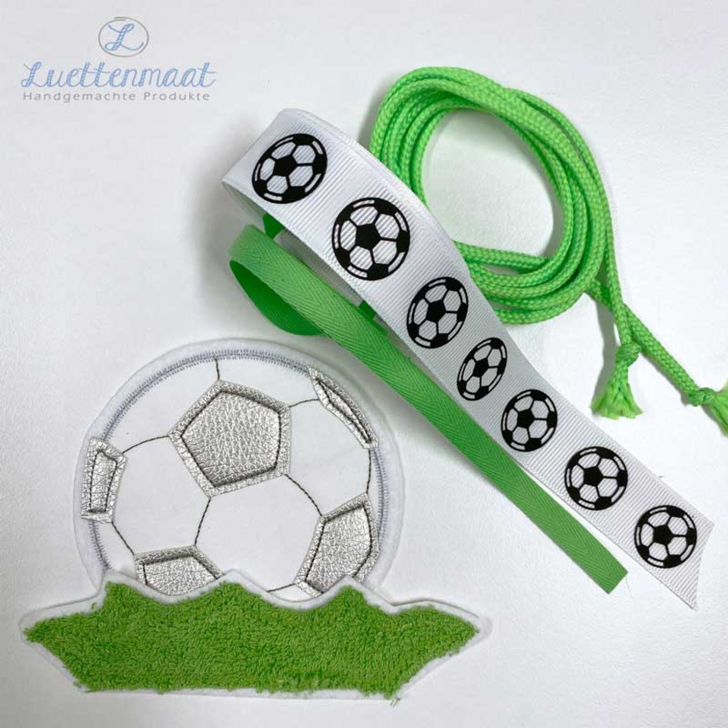 Set :  Fussball - Applikation ( silber)+ Frottee Rasen + Schleifenband
